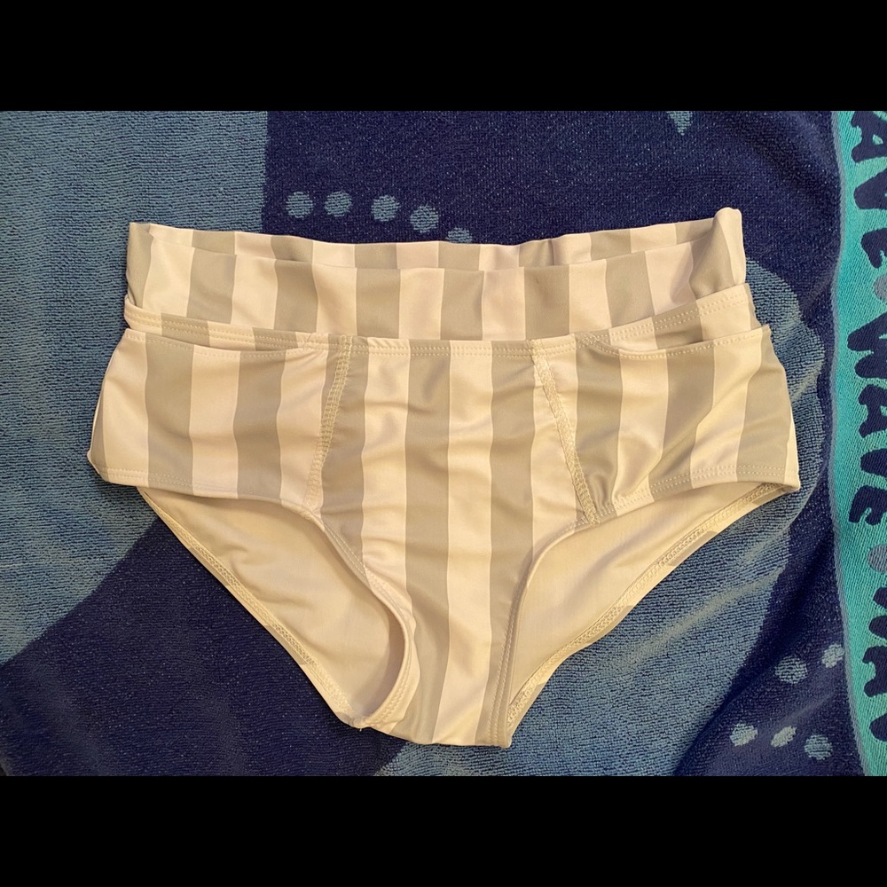 Striped bottom with pockets